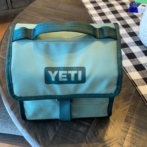 Yeti daytrip lunch box.